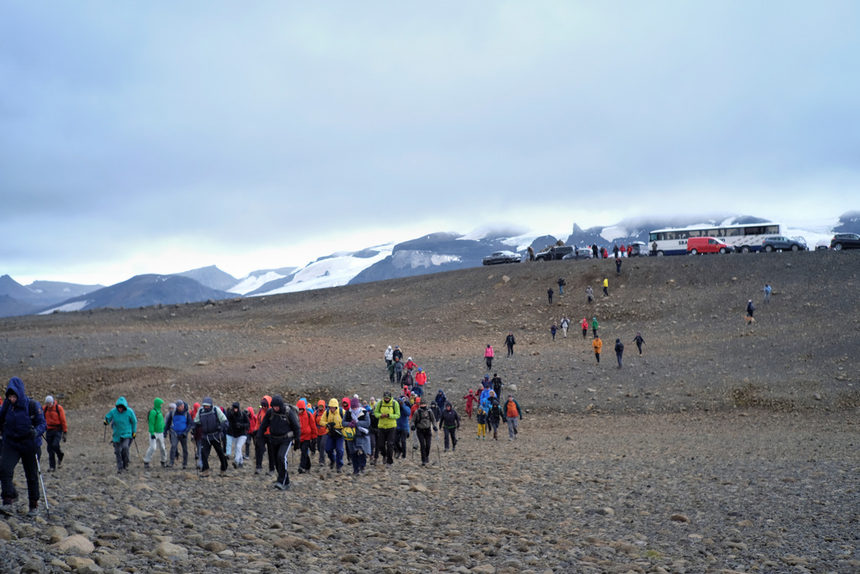 На церемония с участието на премиера Катрин Якобсдотир правителството на Исландия официално обяви вчера първата "смърт" на ледник в страната, предадоха ДПА и "Ройтерс", цитирани от БТА. На снимката жители на Исландия се придвижват към мястото на церемонията.