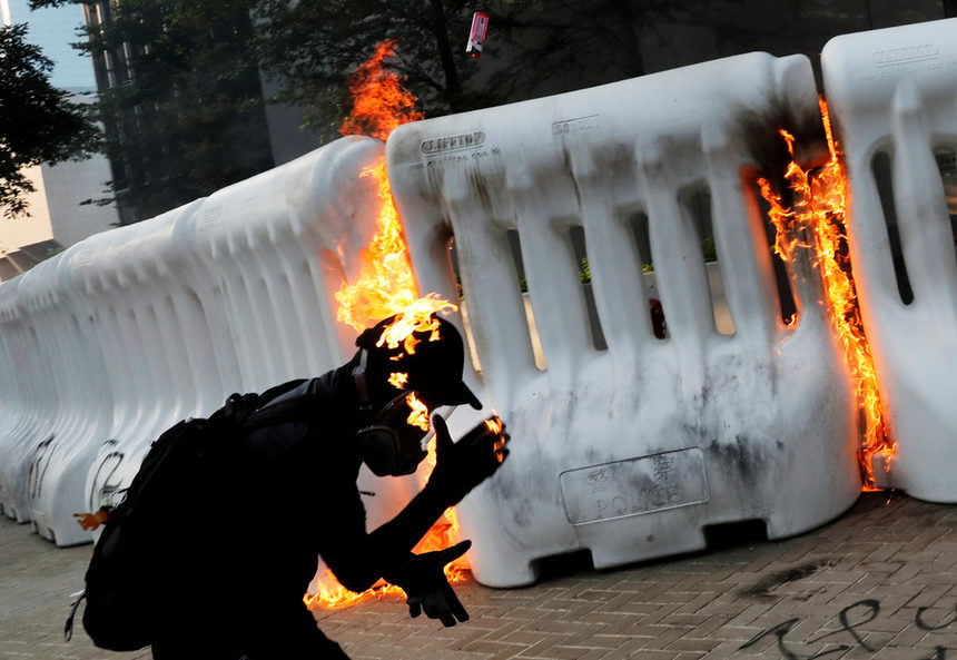 Протестиращ се подпали, без да иска, след като хвърли коктейл "Молотов" по време на демонстрация близо до централния държавен комплекс в Хонконг, Китай.
