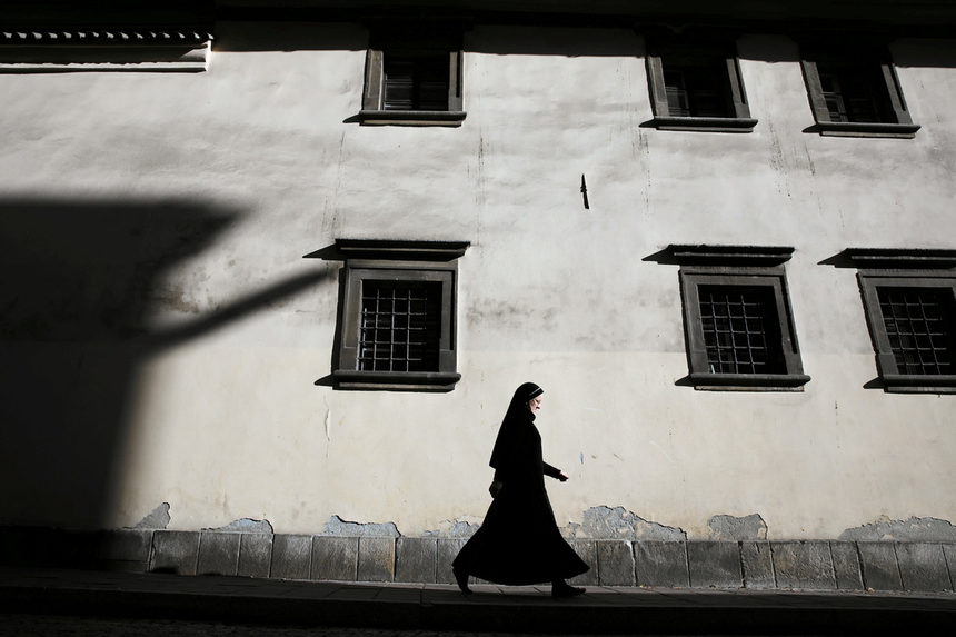 Монахиня върви по улица в Краков, Полша.