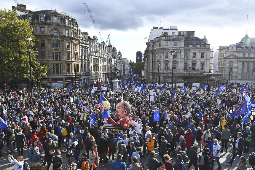 Десетки хиляди британци, недоволни от начина, по който се решава оттеглянето на страната от Европейския съюз, протестираха в центъра на Лондон с искане за нов референдум.