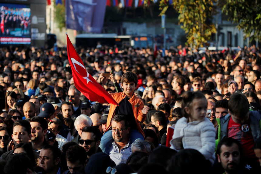 Хора чакат да влязат в двореца "Долмабахче", където преди 81 години умира основателят на модерна Турция Мустафа Кемал Ататюрк в Истанбул, Турция.