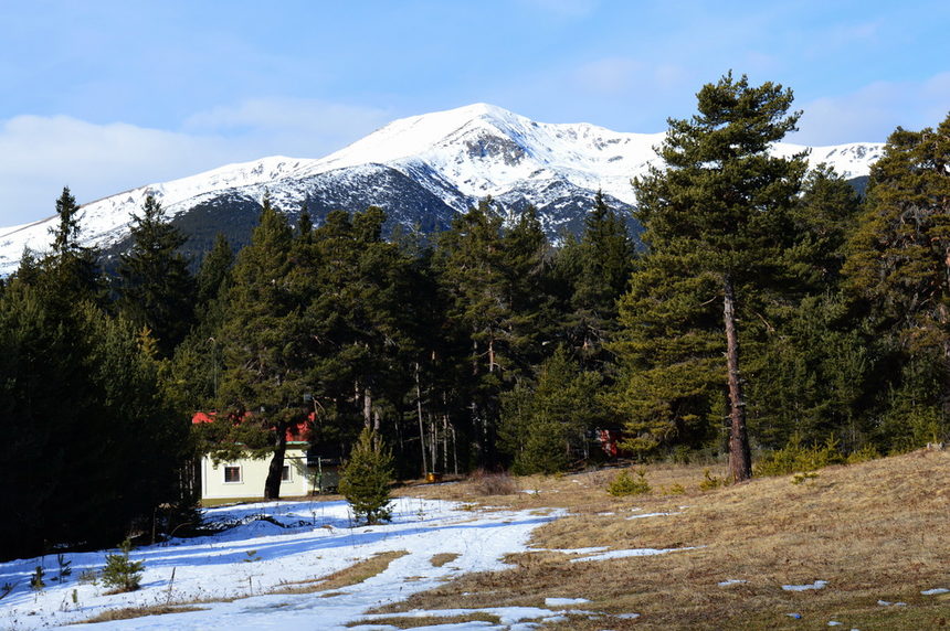 Семково е местност в Южна Рила, 17 километра над Белица. Представлява поредица от наклонени поляни, обградени от иглолистни гори. Надморската височина е около 1600 м. На снимката се вижда и Голям Мечи връх.