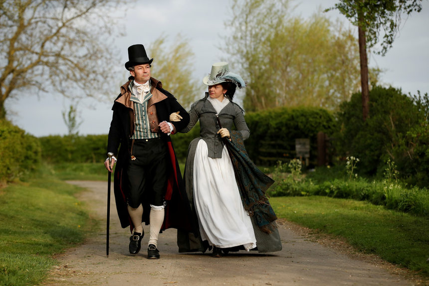 Собственици на магазин за исторически облекла в Бъкингамшър, Великобритания, показват стоката си по време на всекидневните си разходки.