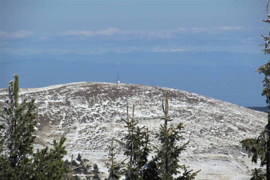 Връх Преспа (2000 м) е най-източният двехилядник в Родопите. Ползвайки компас и карта, дълго мислех, че при ясно време се вижда от високите блокове в Хасково. В една ранна пролет тръгнах към него и установих колко много греша. Оказа се, че на една и съща линия са три върха, като се вижда само най-ниският, малко над 1800 метра. Това е видимият връх.