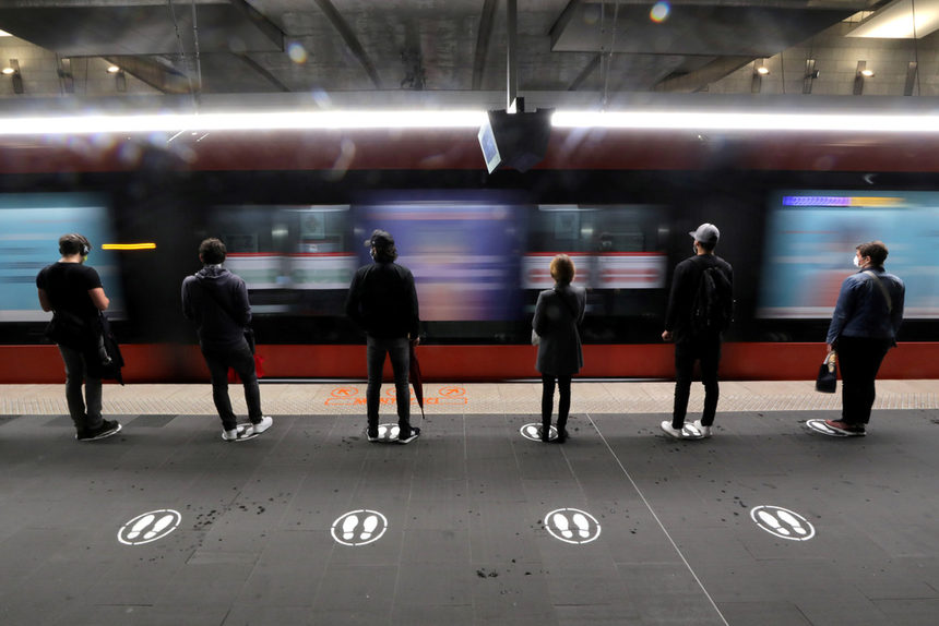 Пътници в метростанция в Ница стоят на специално маркирани места за спазване на дистанция.
