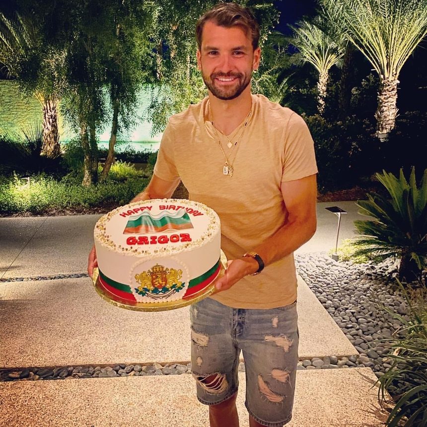<div>Най-добрият български тенисист Григор Димитров показа торта, в цветовете на българското знаме, която е получил за 29-ия си рожден ден. Той благодари за нея и за пожеланията.</div>