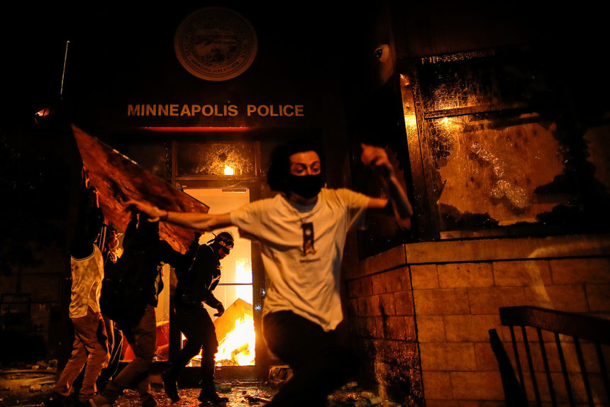 Кметът на американския град Минеаполис Джейкъб Фрей обяви извънредно положение след нови сблъсъци между протестиращи и полиция заради смъртта на невъоръжен афроамериканец.<br /><br />Губернаторът на Минесота Тим Уолц разпореди Националната гвардия да излезе по улиците, за да предотврати трета нощ на насилие.<br /><br />До гневните изблици се стигна заради смъртта на арестуван чернокож мъж, заснета на видео. При задържането на мъжа бял полицай притиска врата му към земята с коляно, докато мъжът казва, че се задушава. Записът с ареста много бързо се разпространи в социалните мрежи.
