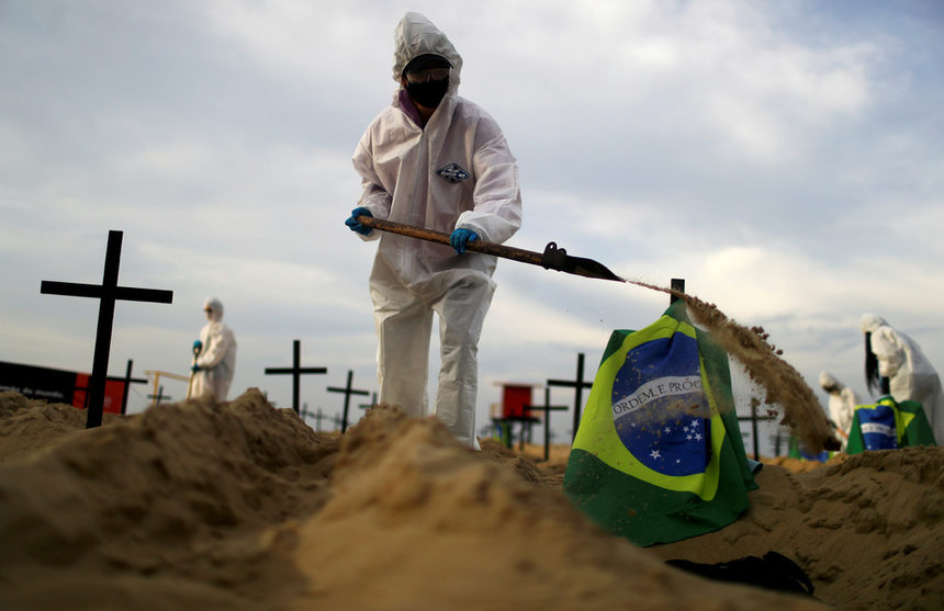 Най-известният и посещаван плаж в Рио де Женейро "Копакабана" се превърна в гробище, съобщава "Ройтерс".<br /><br />Членове на местна неправителствена организация, която не е съгласна с действията на бразилското правителство при борбата с COVID-19, са изкопали над 100 гроба в пясъка, като над всеки един е сложен кръст и националния флаг на Бразилия.<br /><br />С действията си протестиращите искат правителството на президента Жаир Болсонаро да промени политиката си към кризата с коронавируса и да дава актуални данни за разпространението на заразата.