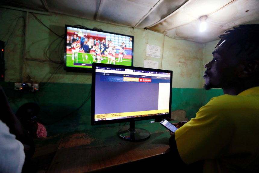 Почитател на Висшата лига гледа мача между "Сити" и "Арсенал" в нигерийската столица Абуджа.