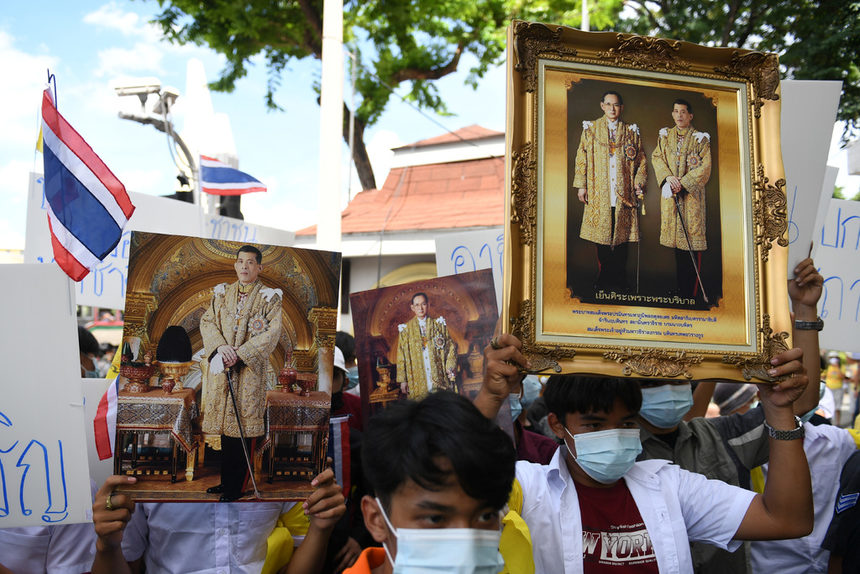 Привърженици на монархията носят портрети на тайландски крале в Банкок, Тайланд.