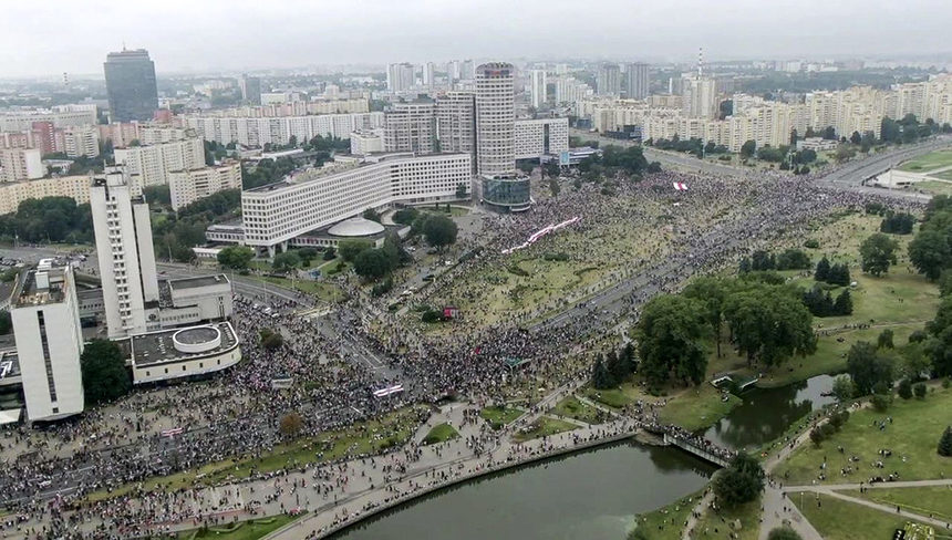 Повечето участници се събраха на площад "Независимост", след което някои се отправиха към обградения от военни монумент "Минск - град герой".