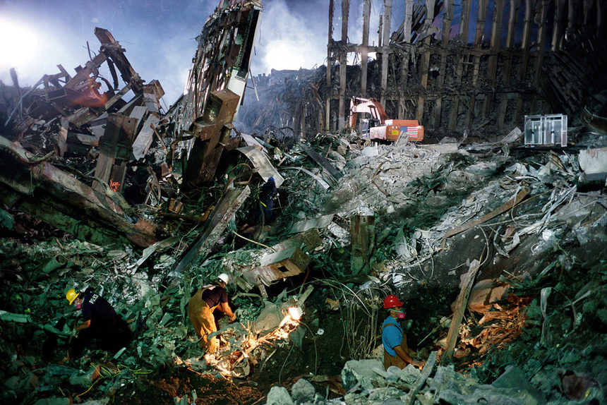 Изложбата "След 11 септември: образи от Кота нула" документира опустошенията и реконструкцията на Световния търговски център. Изключителният архив от снимки е единственият съществуващ фотографски запис след атаките, а Джоел Майеровиц - единственият фотограф, извоювал си безпрепятствен достъп до мястото.<br /><br />Изложбата на Джоел Майеровиц "След 11 септември: образи от Кота нула" ще бъде показана в Софийска градска художествена галерия от 11 септември до 25 октомври. Тя е част от Календара на културните събития на Столичната община за 2020 г. и се осъществява от фондация МУСИЗ в партньорство с посолството на САЩ, СГХГ и с благодарност към студио Joel Meyerowitz, галерия Howard Greenberg, Ню Йорк, и галерия Polka, Париж.