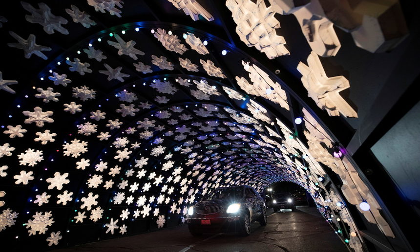 Лос Анджелис се подготвя за Коледа въпреки новите ограничения срещу разпространението на коронавируса.<br /><br />Красива обиколка с кола, в която шофьорите карат през арка от светлини и ги поздравява Дядо Коледа с маска са някои от атракциите, които посетителите могат да видят в "WonderLand" в Уолдън Хил до 30 декември.