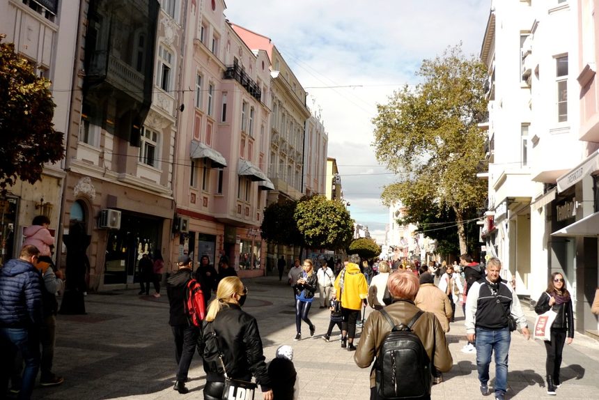 Главната на Пловдив е с 250 метра по-дълга от втората улица в класацията, която се намира в Дания. Изключително дълга е и пешеходната зона в норвежката столица Осло, но там движението на пешеходци е прекъснато от улиците с автомобилен трафик и се налага те да изчакват да преминат с помощта на светофари.