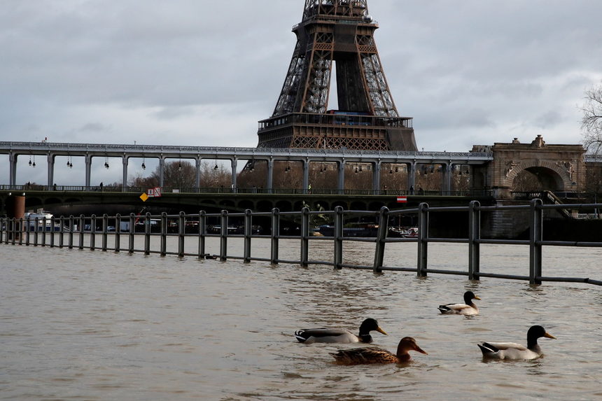 Властите в Париж затвориха няколко участъка от крайбрежната алея покрай река Сена заради опасност от наводнение.<br /><br />Нивото на водите на реката е достигнало над 4 метра според предоставена от градските власти информация.<br /><br />От няколко дни над Париж има обилни валежи от дъжд.