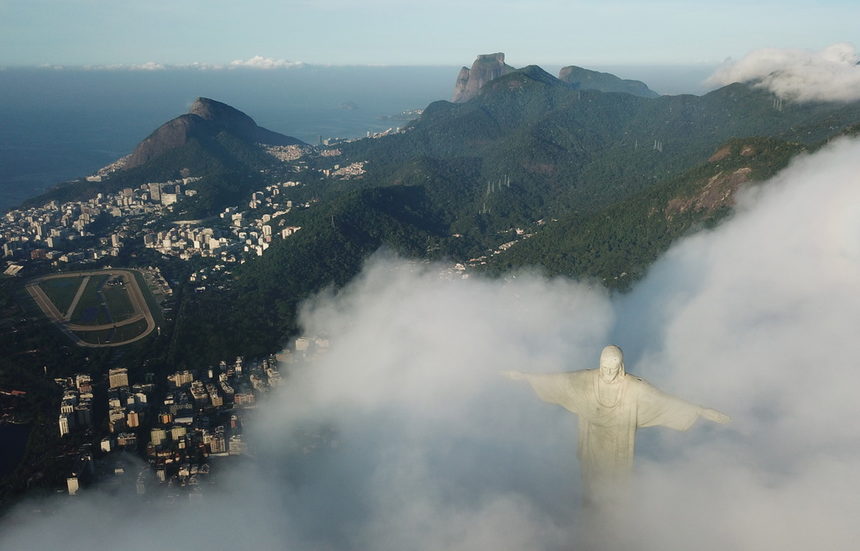 Обновената статуята на Христос над бразилския град Рио де Жанейро беше открита в сряда след ремонт, струващ четири милиона долара.<br /><br />