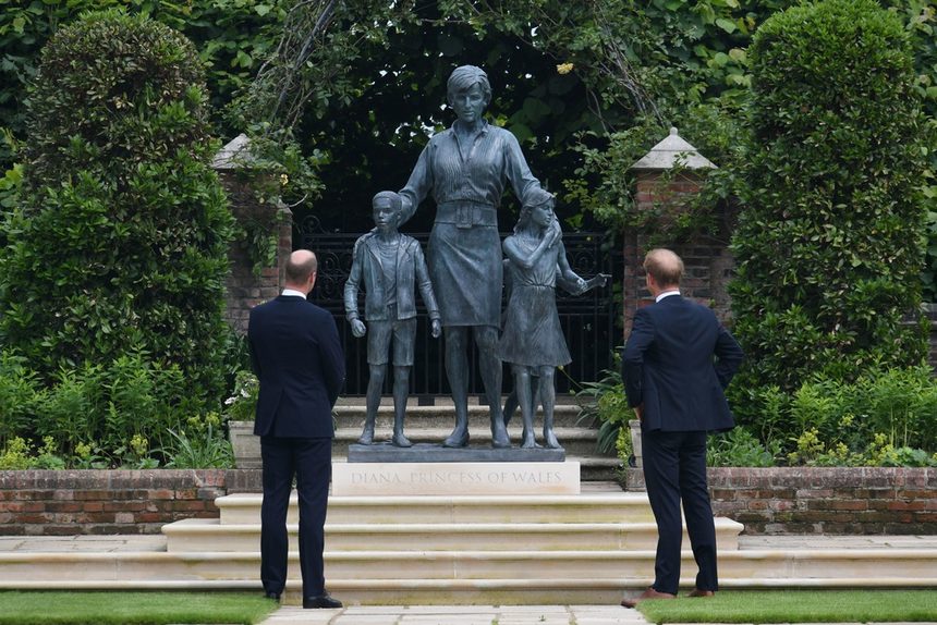 Принцовете Уилям и Хари откриха днес статуя на майка си принцеса Даяна в парка на Кенсингтън в деня, в който тя щеше да навърши 60 години. Надяваме се това да е дълговечен мемориал за нейния живот и наследството от делата ѝ, заявиха те в двореца в центъра на Лондон, където живееше тя. В скулптурната композиция, поръчана през 2017 г., са включени 3 деца като символ на "универсалността и ефекта върху поколенията" от нейната дейност. Уилям бе на 15, а Хари - на 12 години, когато майка им загина в катастрофа в Париж през 1997 г.