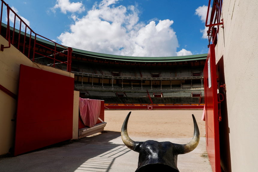 Фестивалът "Сан Фермин" с бягането пред биковете в Памплона, който привлича хиляди туристи от цял свят, беше отменен за втора поредна година заради пандемията от коронавирус.