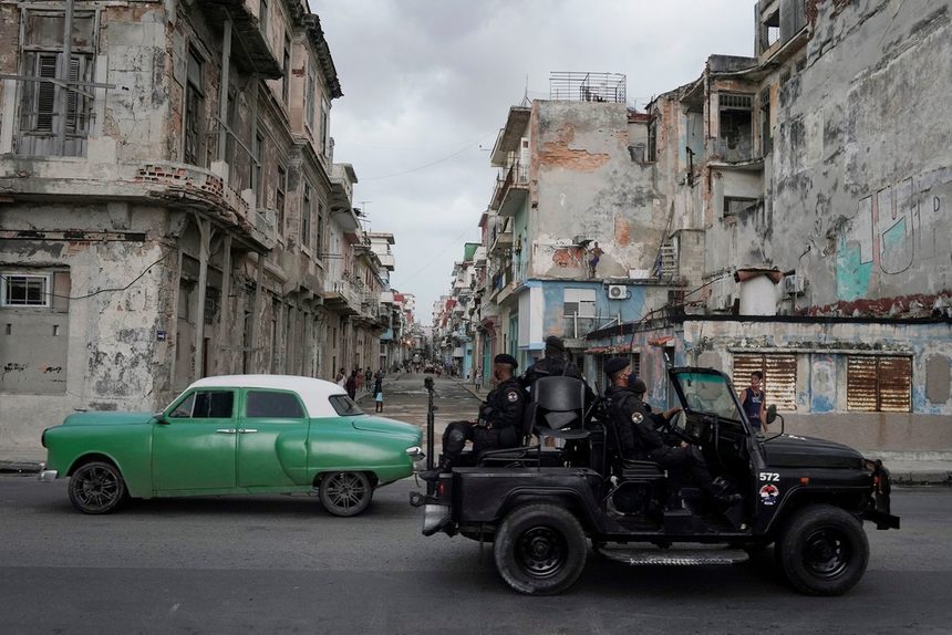 Един човек е загинал, а няколко граждани и служители на силите за сигурност са били ранени при протест в предградие на кубинската столица Хавана в понеделник.<br /><br />Това е първото официално потвърждение за смъртен случай при безредиците, които избухнаха в Куба в неделя с протести в цялата страна, подхранвани от дълбоката икономическа криза в комунистическата страна и увеличаването на случаите на COVID-19.