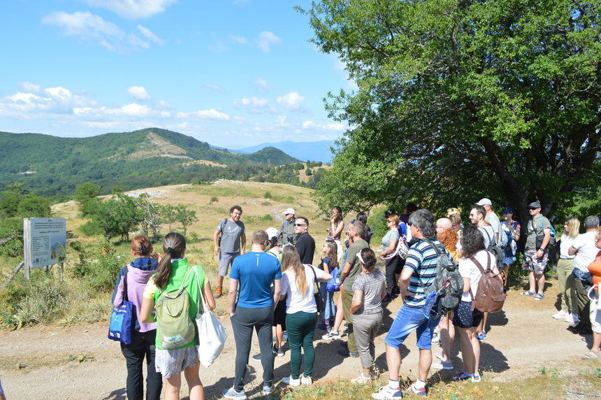 Над 40 души, които работят по теми за природата в традиционни и онлайн медии, както и в лични блогове, събра двудневното посещение на лешоядните площадки в природен парк "Сините камъни" и защитената от европейската мрежа "Натура 2000" зона за опазване на птици и местообитания от европейско значение "Котленска планина".