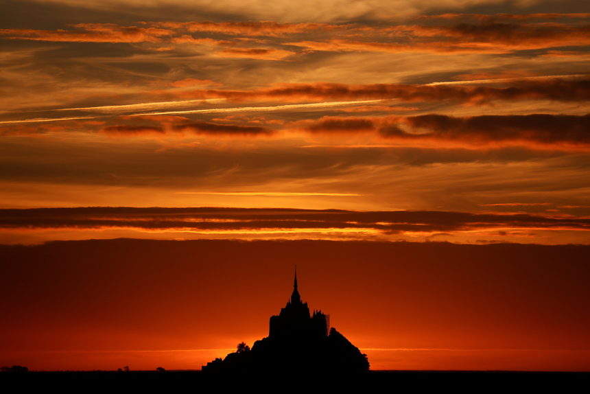 Замъкът Мон Сен Мишел, заснет по залез слънце, Франция