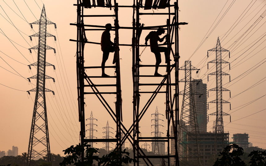 Електрически стълове в Мумбай, Индия.
