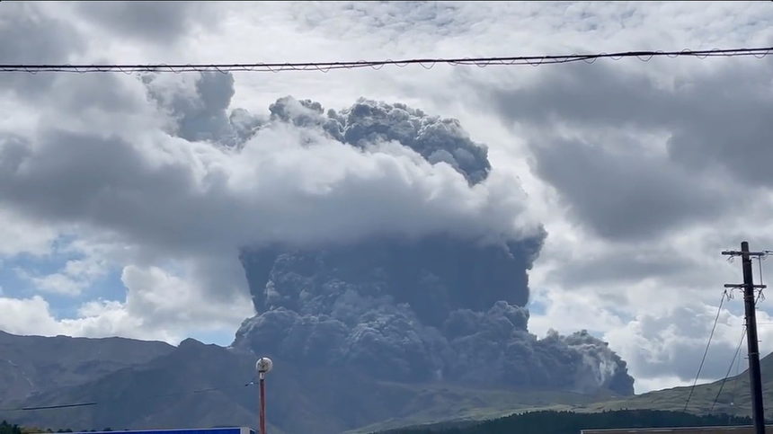 Дим и пепел се виждат по време на изригване на вулкана Асо в Кумамото, Кюшу, Япония.