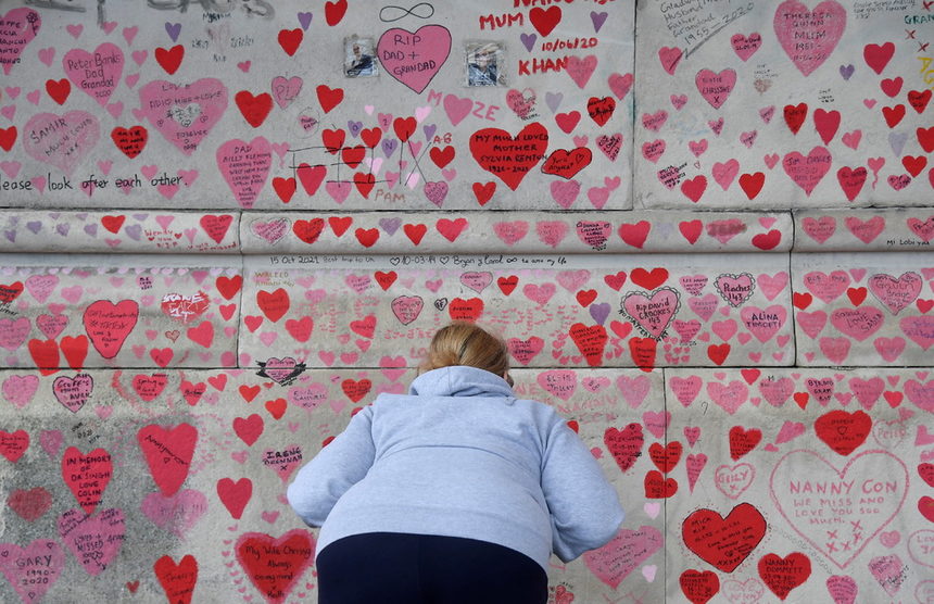 Хиляди ръчно изрисувани сърца и послания в памет на жертвите от пандемията на Covid -19 могат да бъдат видени върху Националната мемориална стена в памет на жертвите в Лондон.