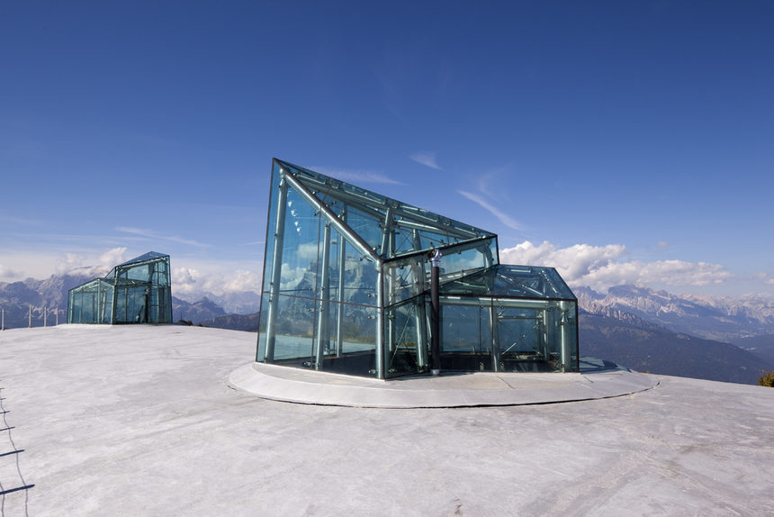 "Планинските музеи на Меснер" е проект, създаден през 2006 г., чиято цел е да образова посетителите за срещата на човека с планините. В основата му е Райнхолд Меснер - първият човек, изкачил всичките 14 осемхилядници без кислород. На снимката: музеят на връх Рите на 2181 метра височина, който според Меснер осигурява най-хубавата гледка в Алпите.