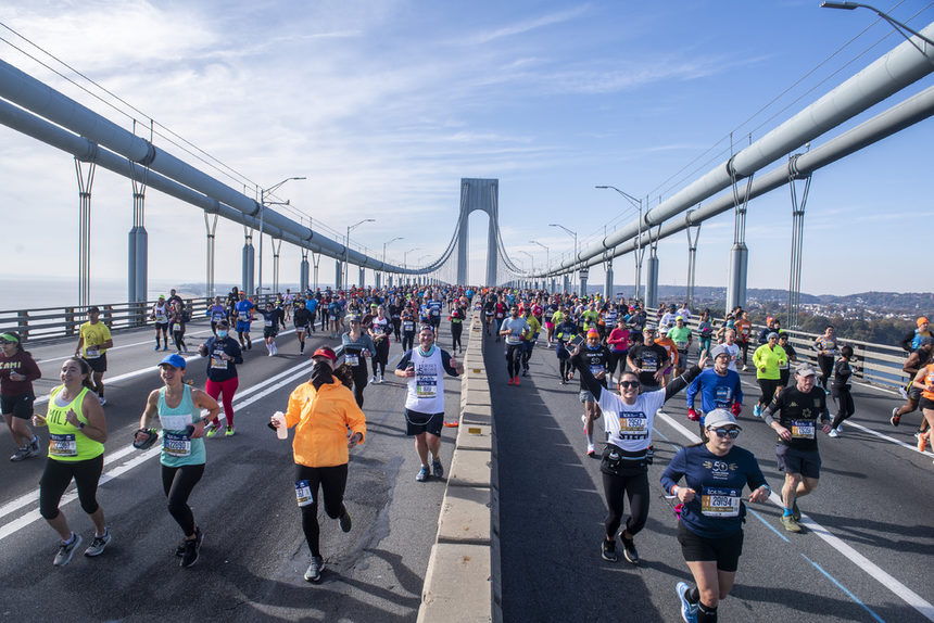Хиляди бегачи се включиха в маратона на Ню Йорк след завръщането на надпреварата. Тя беше отменена през 2020 г. заради пандемията от COVID-19, a сега се проведе за юбилеен 50-и път.