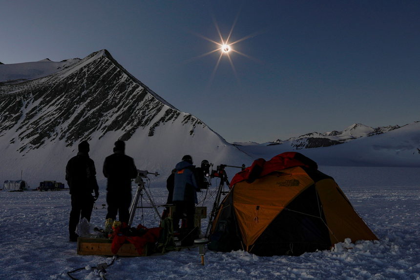 Хора наблюдават слънчевото затъмнение от научна полярна станция на територията на Чили.