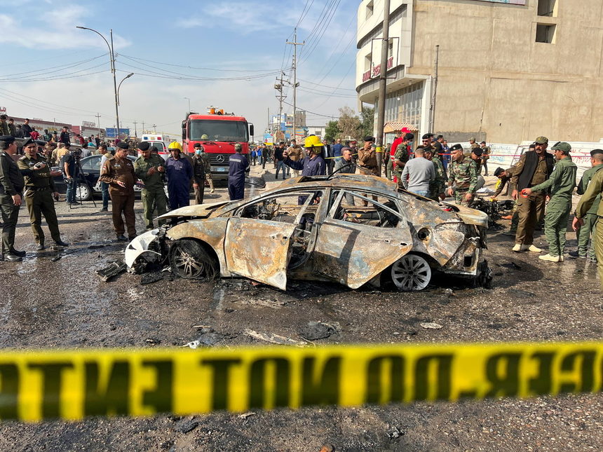 Иракски полицаи инспектират мястото, където е имало експлозия в град Басра, Ирак.