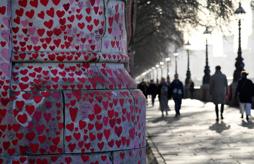 Хора се разхождат до Националната мемориална стена на COVID - посвещение от хиляди ръчно изрисувани сърца и послания за починалите, този уикенд надхвърлиха 150 000 души по официални данни в Лондон, Великобритания.