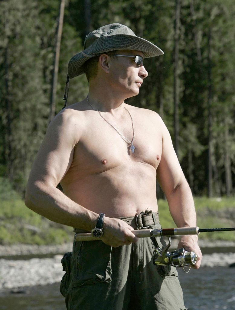 Руският президент Владимир Путин отмаря с риболов край река Енисей в Сибир (1вгуст 2007 г.)
