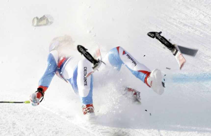 Швейцарският алпиец Даниел Албрехт пада лошо на пистата &quot;Щрайф&quot; в Кицбюел на последната тренировка преди спускането за световната купа <br />