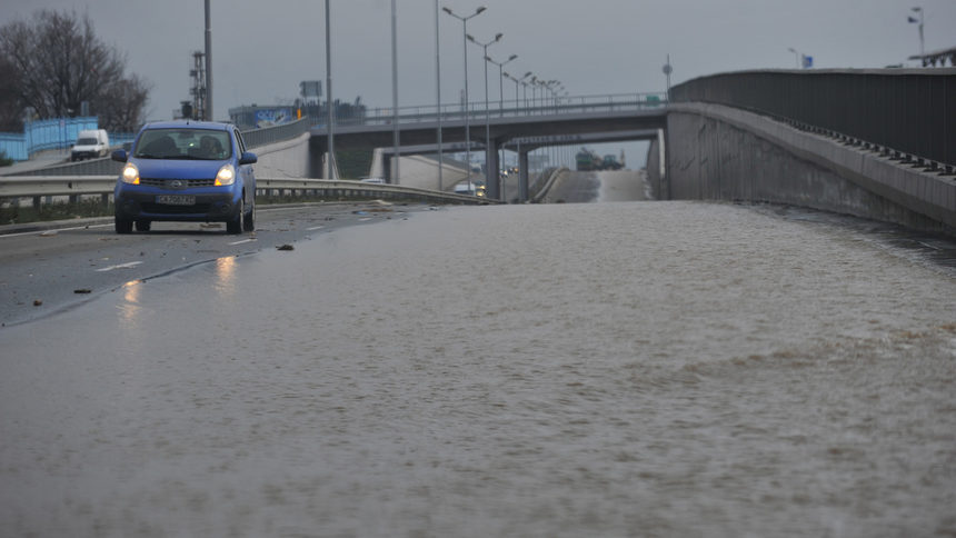 Няколко дни ще продължи разчистването и отводняването на околовръстното шосе в София след проливните дъждове.
