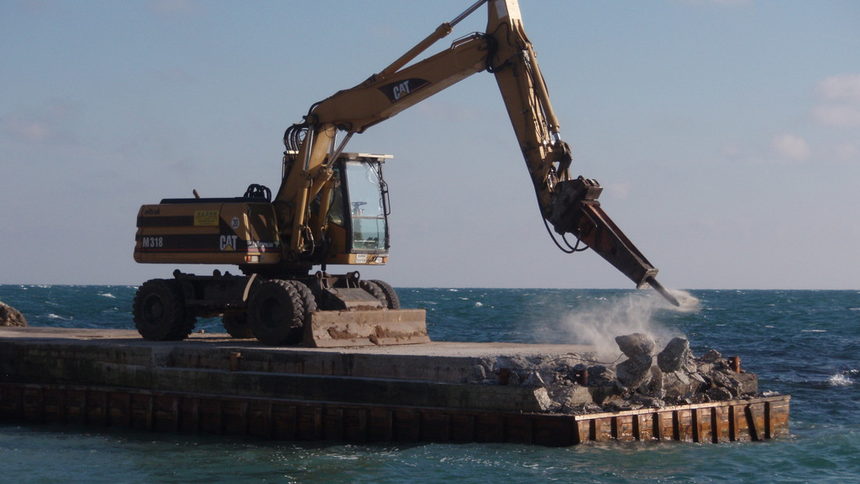 Всички отпадъци от разрушаването на незаконния бетонен кей в курорта "Русалка" ще бъдат изхвърлени в морето.