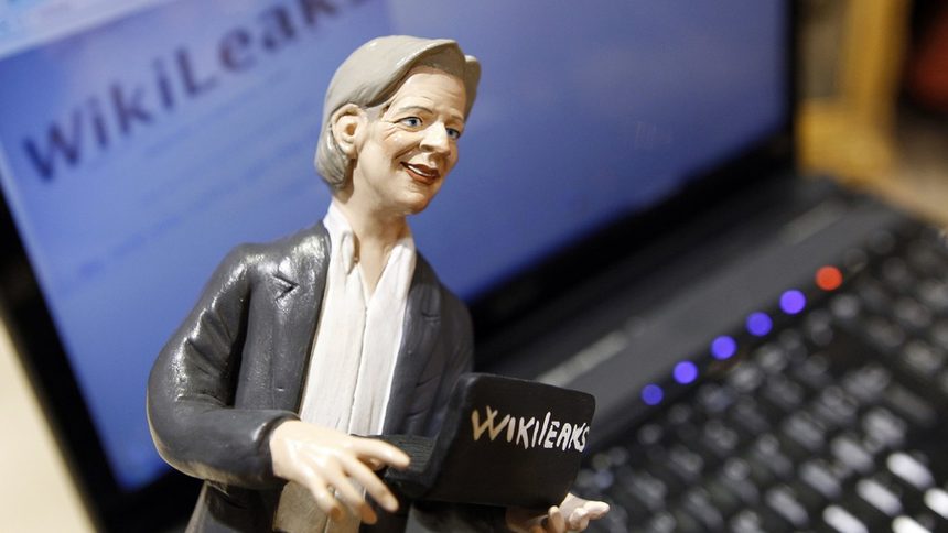 Докато Мастъркард и Виза блокираха плащанията към сайта "Уикилийкс", образът на неговия създател се превърна в сувенир, носещ нелоши пари на продавачи в Италия.