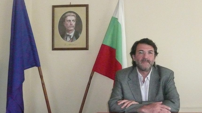 Димитър Дерелиев е един от създателите на Националния филмов център, се посочва в официалната му визитка на страницата на МС<br />