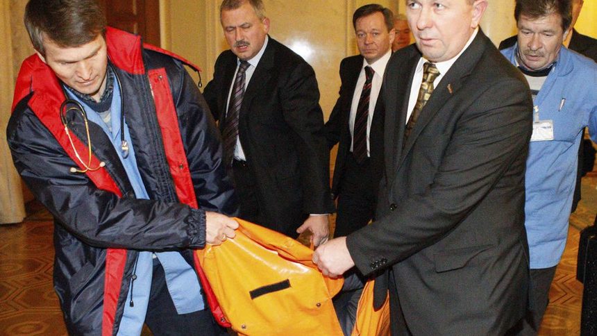 Бой в парламента в Киев, изнасят депутати на носилки