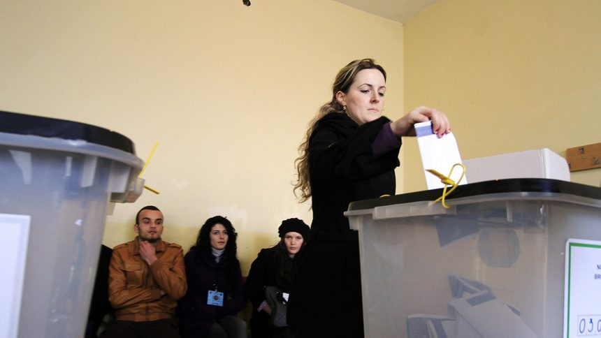 Косоварка гласува в секция в Глоговац (Дренас) по време на частичните избори в неделя.