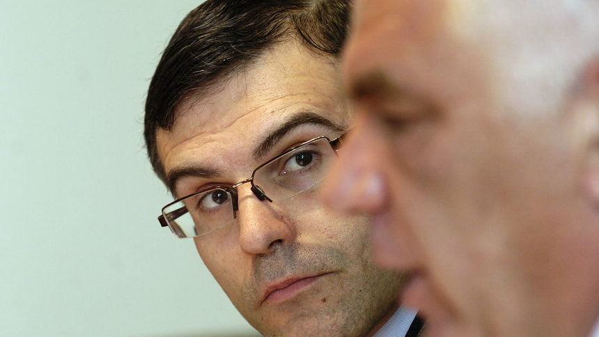 Симеон Дянков обяснява на Ваньо Танов да действа както е редът за пивоварната, която работи с отнет лиценз, защото премиерът му е казал той да се оправя.