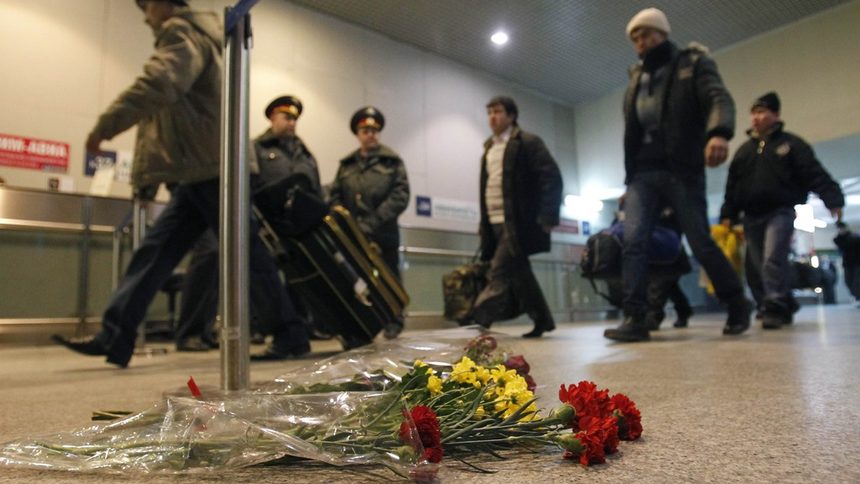 Минаващи оставят цветя на пода на летище "Домодедово" в памет на жертвите при вчерашния атентат