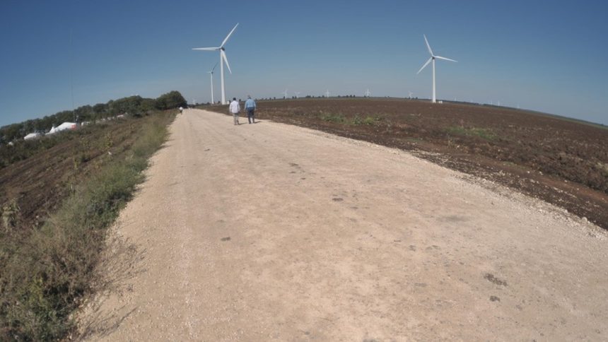 Компанията AES Geo Energy инвестира 270 млн. евро във ветроенергийния парк "Свети Никола" край Каварна, който заработи през 2009 г.