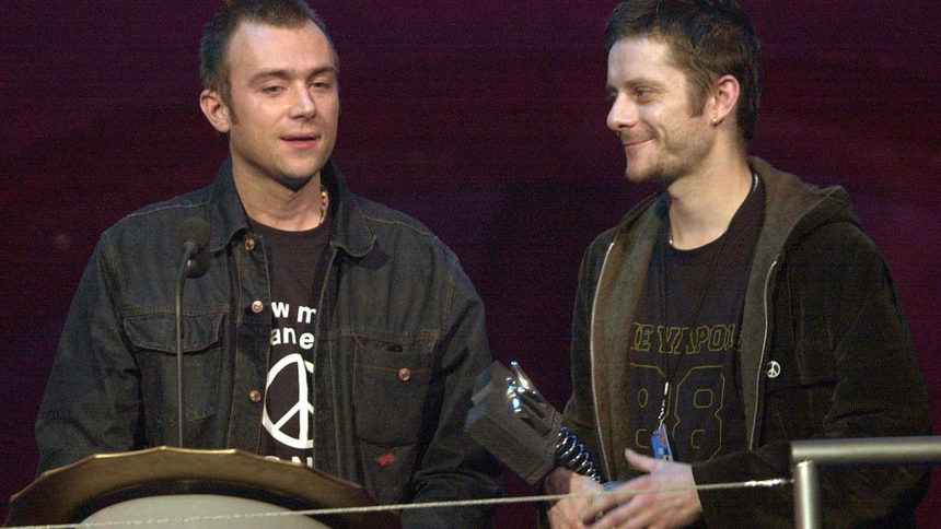 Деймън Олбърн (вляво) и Джейми Хюит получават награда на MTV през 2001 година