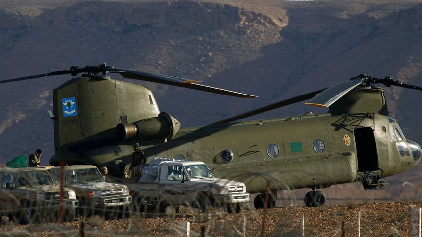 Либийски военен хеликоптер разтоварва въоръжение и оборудване на граничен пункт в Западна Либия