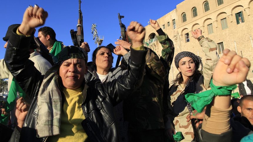 Поддръжници на Кадафи скандират в негова подкрепа в Триполи. В неделя в столицата са се чували канонади от тежко оръжие, твърдят очевидци, цитирани от "Ройтерс".