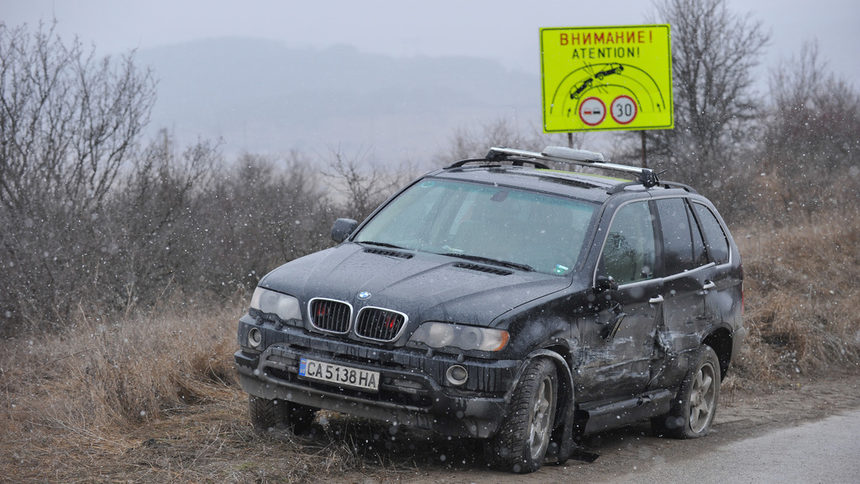 В средата на февруари кортежът на премиера Бойко Борисов удари кола по пътя Годеч-София. Тогава нямаше пострадали.