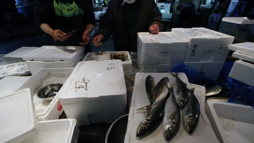 Рибен пазар в Такио - в страната се множат опасенията ,че радиоактивни частици от авариралата централа може да попаднат в хранителната верига.