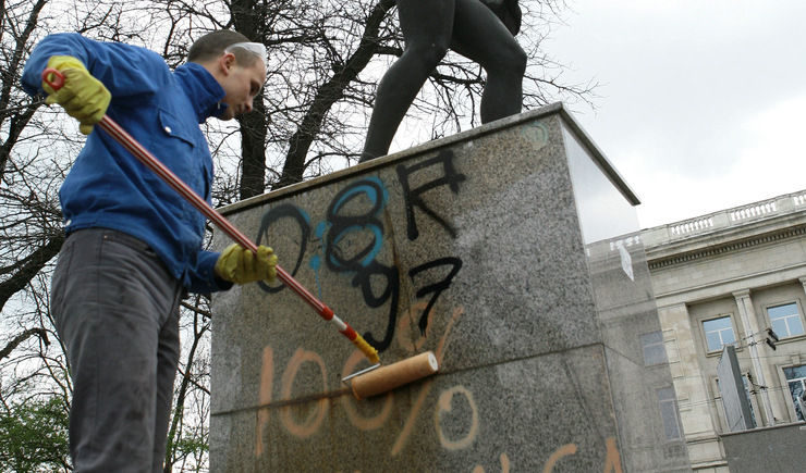 Почистване от графити на пространството със статуите в комплекса на Националния стадион &quot;Васил Левски&quot;
